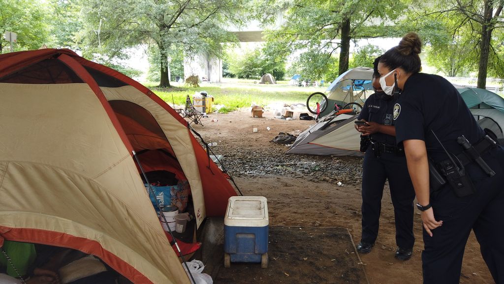 The <a href="/APD_HOPE_TEAM/">Atlanta Police HOPE Team</a> is dedicated to helping our homeless community. Our HOPE team officers connect individuals with organizations that can help them with long-term housing, mental health issues &amp; medication. Go to buff.ly/3wQLTS2 to learn more. #CommunityPolicing #APDCares