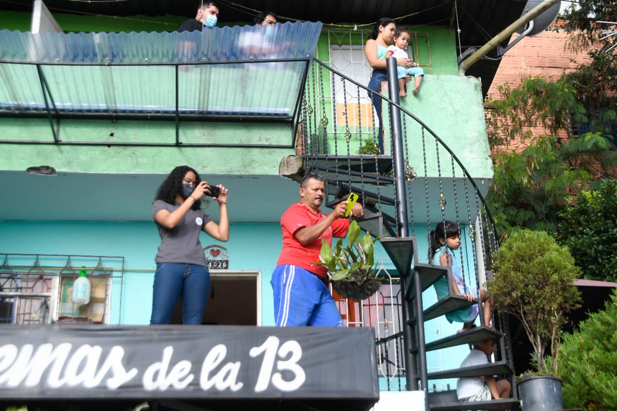 AlejandroAriasG's tweet image. Con el liderazgo de nuestra Gestora Social @diamaov lanzamos #ModaAlBarrio un espacio lleno de experiencias que visibilizan en el territorio las tendencias, los logros y la innovación de la moda y del proceso textil desde nuestros barrios.