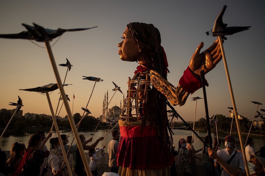 walkwithamal's tweet photo. 28.07.21 Flocks of wondrous birds, live music, community performance and participation greeted #LittleAmal as she stepped across the Taşköprü stone bridge in Adana 🇹🇷

Her journey toward a new life is just beginning. There is still a long walk and many events of welcome ahead… https://t.co/wCGdp1GeEu