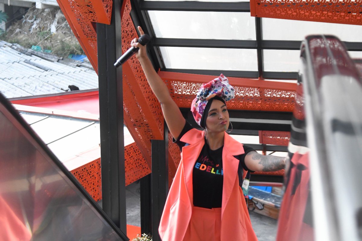 AlejandroAriasG's tweet image. Con el liderazgo de nuestra Gestora Social @diamaov lanzamos #ModaAlBarrio un espacio lleno de experiencias que visibilizan en el territorio las tendencias, los logros y la innovación de la moda y del proceso textil desde nuestros barrios.