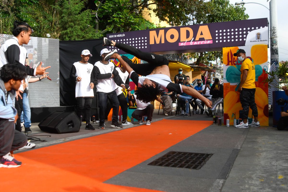 AlejandroAriasG's tweet image. Con el liderazgo de nuestra Gestora Social @diamaov lanzamos #ModaAlBarrio un espacio lleno de experiencias que visibilizan en el territorio las tendencias, los logros y la innovación de la moda y del proceso textil desde nuestros barrios.