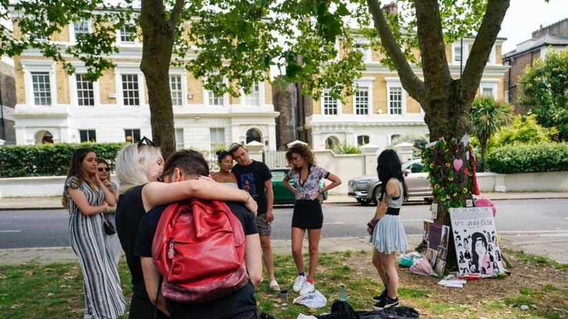 amywinehouse_uk's tweet photo. Some more beautiful moments from Amy’s 10th anniversary, 23.07.2021. Thank you to everyone that came, we did Amy proud I’m sure! 🤍
#AmyWinehouse #10YearsOn #AmyForever 🖤 https://t.co/pkNzI2ESvY
