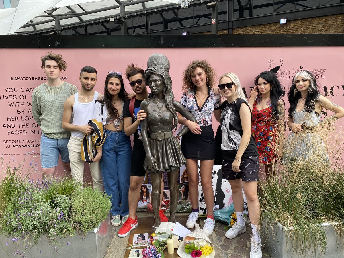 amywinehouse_uk's tweet photo. Some more beautiful moments from Amy’s 10th anniversary, 23.07.2021. Thank you to everyone that came, we did Amy proud I’m sure! 🤍
#AmyWinehouse #10YearsOn #AmyForever 🖤 https://t.co/pkNzI2ESvY