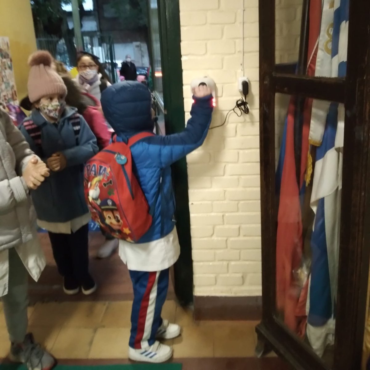 32SimonBolivar's tweet photo. En la @32SimonBolivar
 y @la83esmiescuela
 NOS CUIDAMOS

Todas los días NOS CONTROLAMOS al entrar

A la empresa https://t.co/nShado4TKr que nos donó los termómetros y a los papás de la 32 que hicieron la gestión...

¡MUCHAS GRACIAS!
💪🏽🥰🇺🇾 https://t.co/VIQjzuenPJ