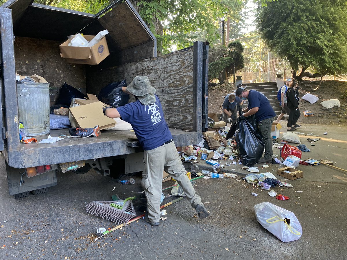 City crews throwing, what they deem to be, trash into trucks at Laurelhurst Park in SE Portland. 

Dozens of activists are here. Some are helping ppl in the camp pack up their things.

Seeing reps from <a href="/ACLU_OR/">ACLU of Oregon</a>, Cascadia Behavioral Healthcare &amp; the Oregon Justice Resource Center.