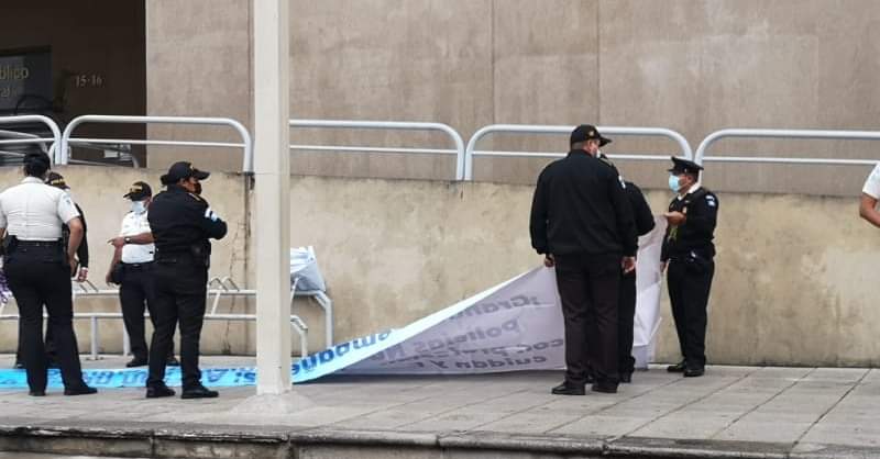 No sabíamos que entre las funciones de la <a href="/PNCdeGuatemala/">PNC de Guatemala</a> estaba colgar mantas para FINGIR apoyo a #ConsueloDeCorruptos del <a href="/MPguatemala/">MP de Guatemala</a> ¡patéticos!
#ParoNacional29J #ParoNacional
#ParoPlurinacional29J