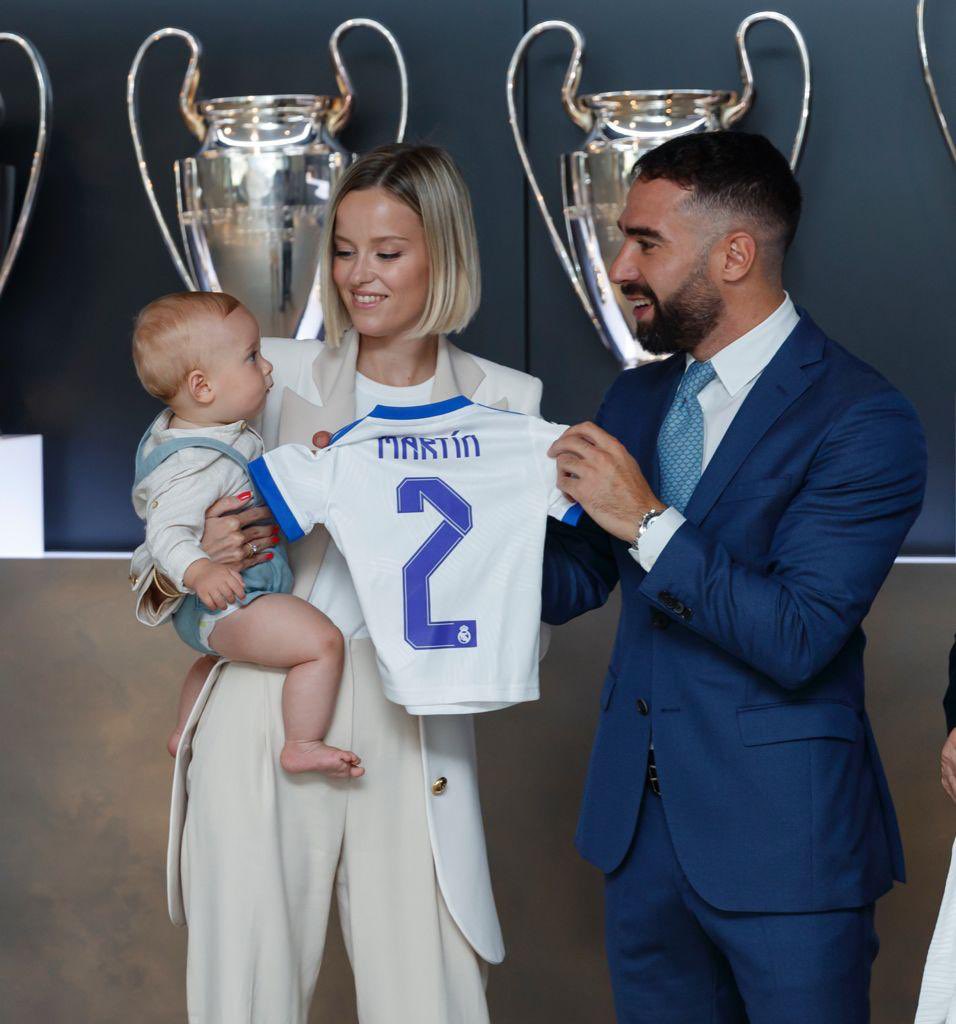DaniCarvajal92's tweet photo. Muy feliz por seguir en casa 4 años más, solo tengo palabras de agradecimiento para el mejor Club del Mundo.
Estoy seguro que van a ser unos años de muchos éxitos,
Voy a dar absolutamente todo por ello.
Gracias a todos los madridistas por vuestro cariño 
HALA MADRID 🤍🤍 https://t.co/vzAPu7Mtp8