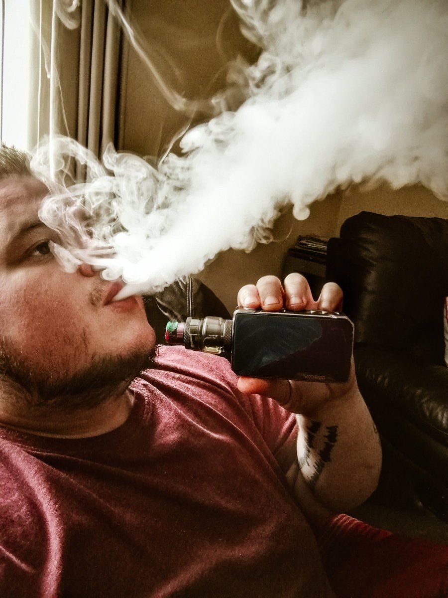 Vapour_0fficial's tweet image. The Vapour in his natural habitat 😂

What's going on in the Vapours head ? 
Is it thinking about games ?
Is it thinking about Vaping ? 
#streamer #Vapourthinking #Vapehead #Smokefree