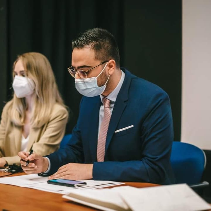 KaparosSerrano's tweet photo. Algunos días son para recordar. El esfuerzo, los nervios, las prisas... todo acaba mereciendo la pena. Formar parte de la Fundación Española de Debate Jurídico es estar presente en esos momentos clave. #VLigaNacional #Senado #Debate #Oratoria @FEDEJdebate @Senadoesp https://t.co/BMQV9dLhlE