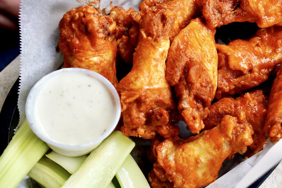Wings do sound good for lunch 😋🍗

Are you team flats or team drums? Happy #nationalchickenwingday