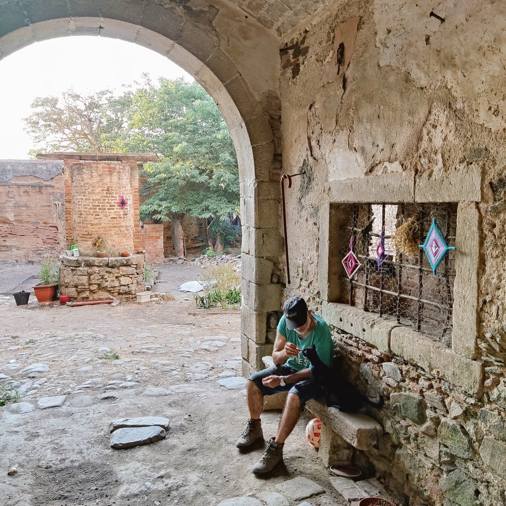 Tarde en la Torre dels Frares. Gatos bien alimentados. Ahora a trabajar en el huerto y regar las plantas, arboles y flores.
Estaremos por aquí todo el Agosto, así que bienvenidas las visitas cualquier día, muy probable que nos encuentres!
#montcadaireixac #masoveria