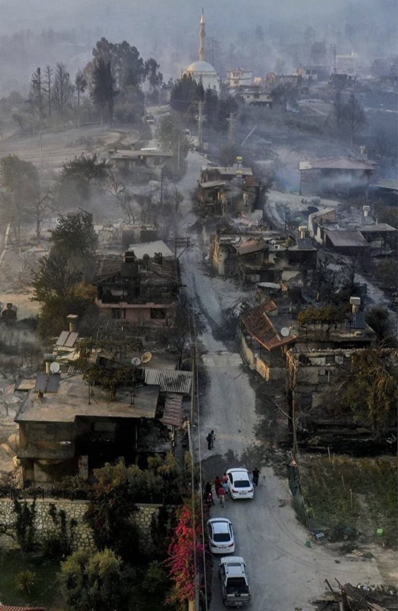 İvedilikle edinilmesi gereken yangın söndürme uçaklarına dair tek hamle yapmadınız. Her sene bu kabusun yaşandığını bile bile. O yığınla para saydığınız S-400’lerinize sarılıp uyuyun şimdi!