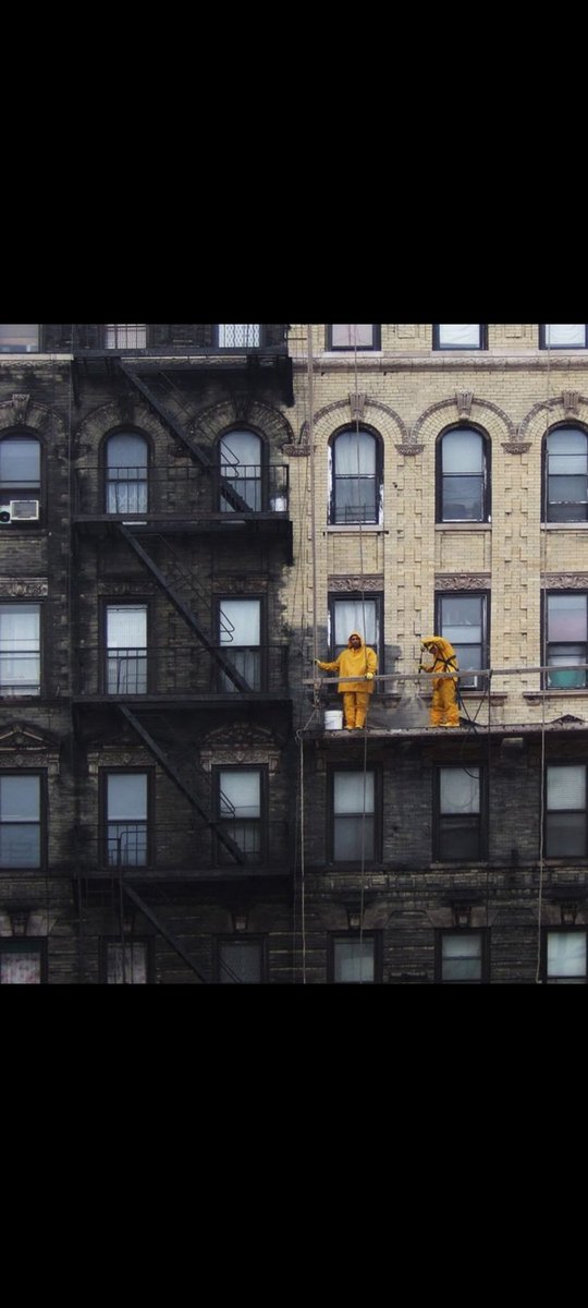 PaulAlejandros's tweet photo. Trabajadores limpiado partículas de las carboelectricas en los edificios de Nueva York, algunos años atrás. ¿se imaginan los pulmones?

Desde entonces, se han cerrado casi todas las plantas de carbón del estado, porque no cumplen con los nuevo estándares. https://t.co/LszEvmsZUz