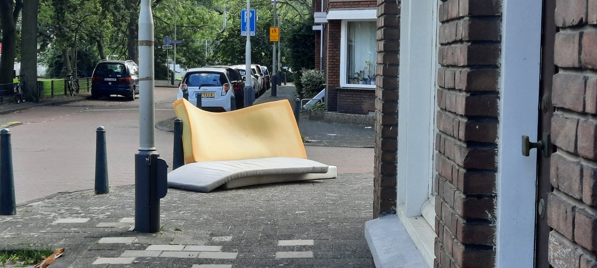 Op de hoek van de Aarnout Drostlaan en Jan Wapstraat zijn ze uitgeslapen, <a href="/GemeenteDenHaag/">Gemeente Den Haag</a>.
