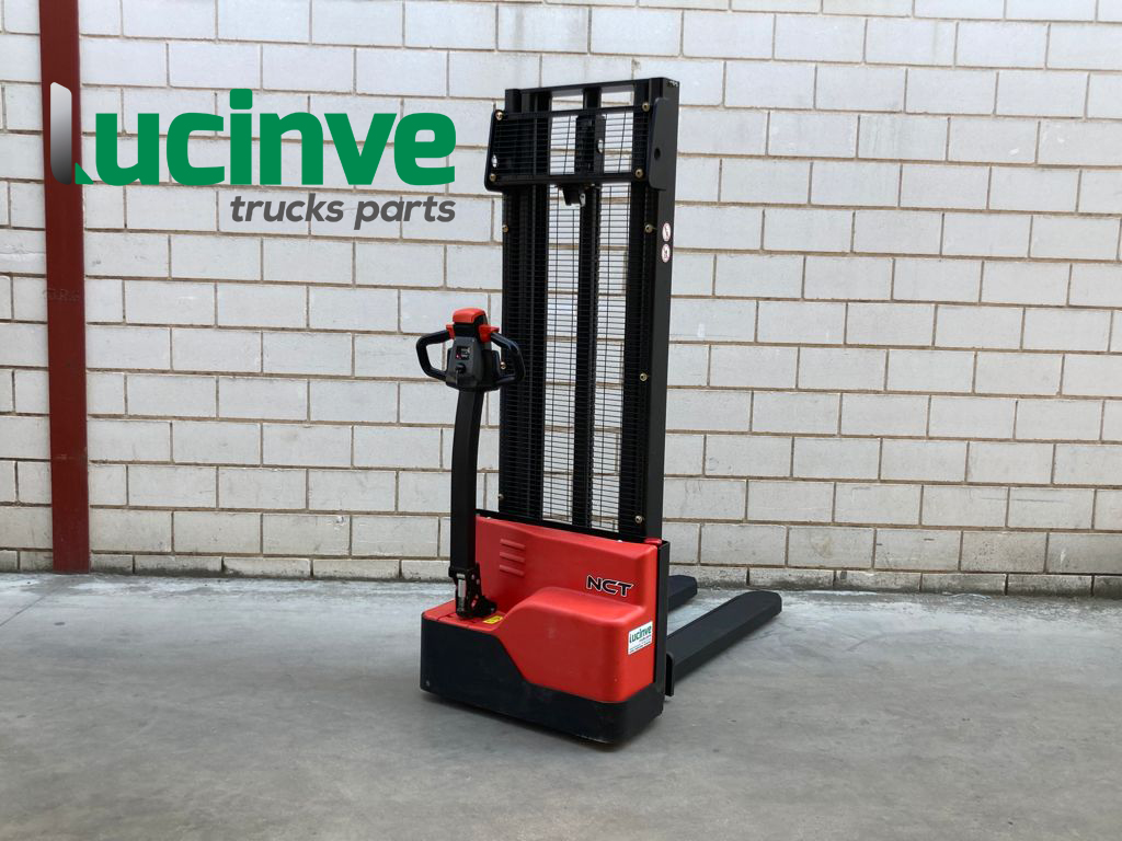 Apilador eléctrico NCT modelo SL10, con capacidad de 1.000kg y elevación de 2.930mm, ideal para espacios reducidos, entregada a Comercial Albanchez.