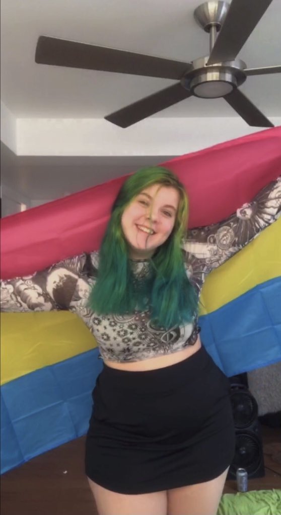 morgan_lolz's tweet photo. fat ≠ ugly 

So much fatphobia recently. I’m a plus size streamer and look at how good i look while still being fat. https://t.co/LmJTki1aDm