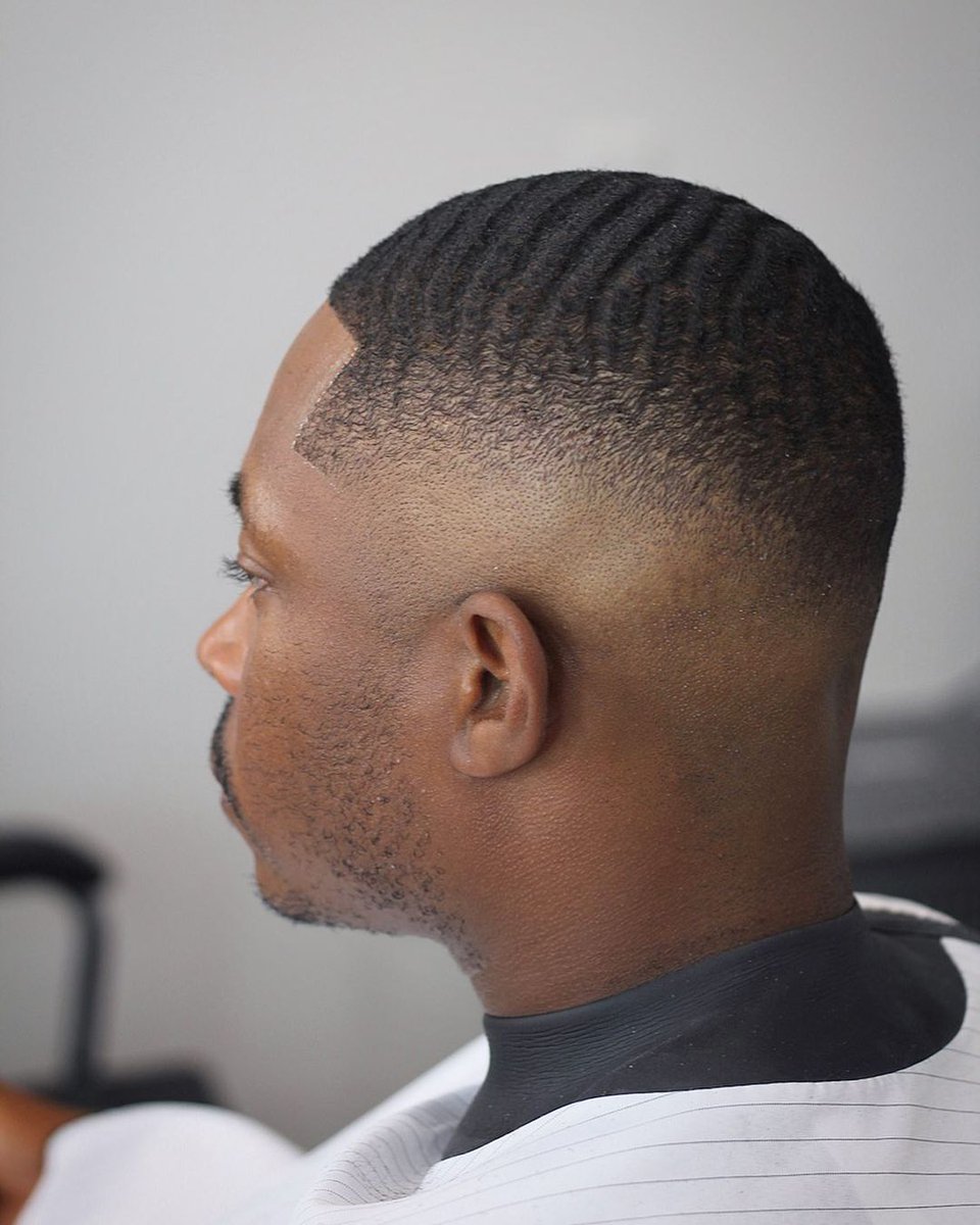 Smooth waves from @cutsbypottsy 🔥👏
.
.
.
#barbering #barbers #barber #barbergame
#barberworld #menshair #menshaircut #style #malegrooming #barbergowns #barbercapes #mensstyle
#skinfade