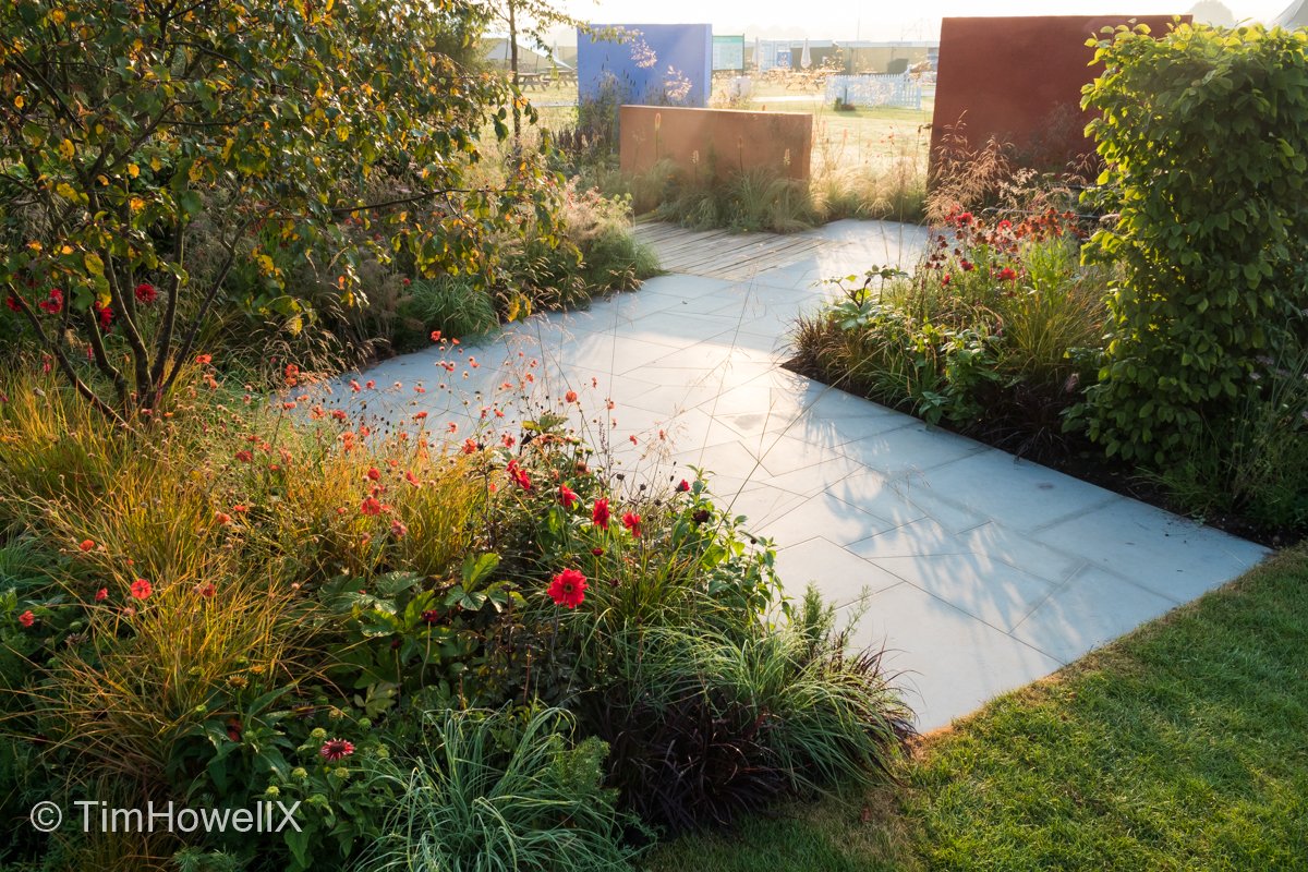 TimHowellX's tweet photo. #Top20Highlights of #RHSTatton #Highlight 06 Early morning or late afternoon the RHS Flower Power Garden always had a wonderful glow, as does its designer @Anca_ElenaP. Built by @Landstruction plants @BernhardsPlants stone @CEDStoneGroup &amp; @_LONDONSTONE hedging @bighedgecompany https://t.co/LBA7PWSEj0