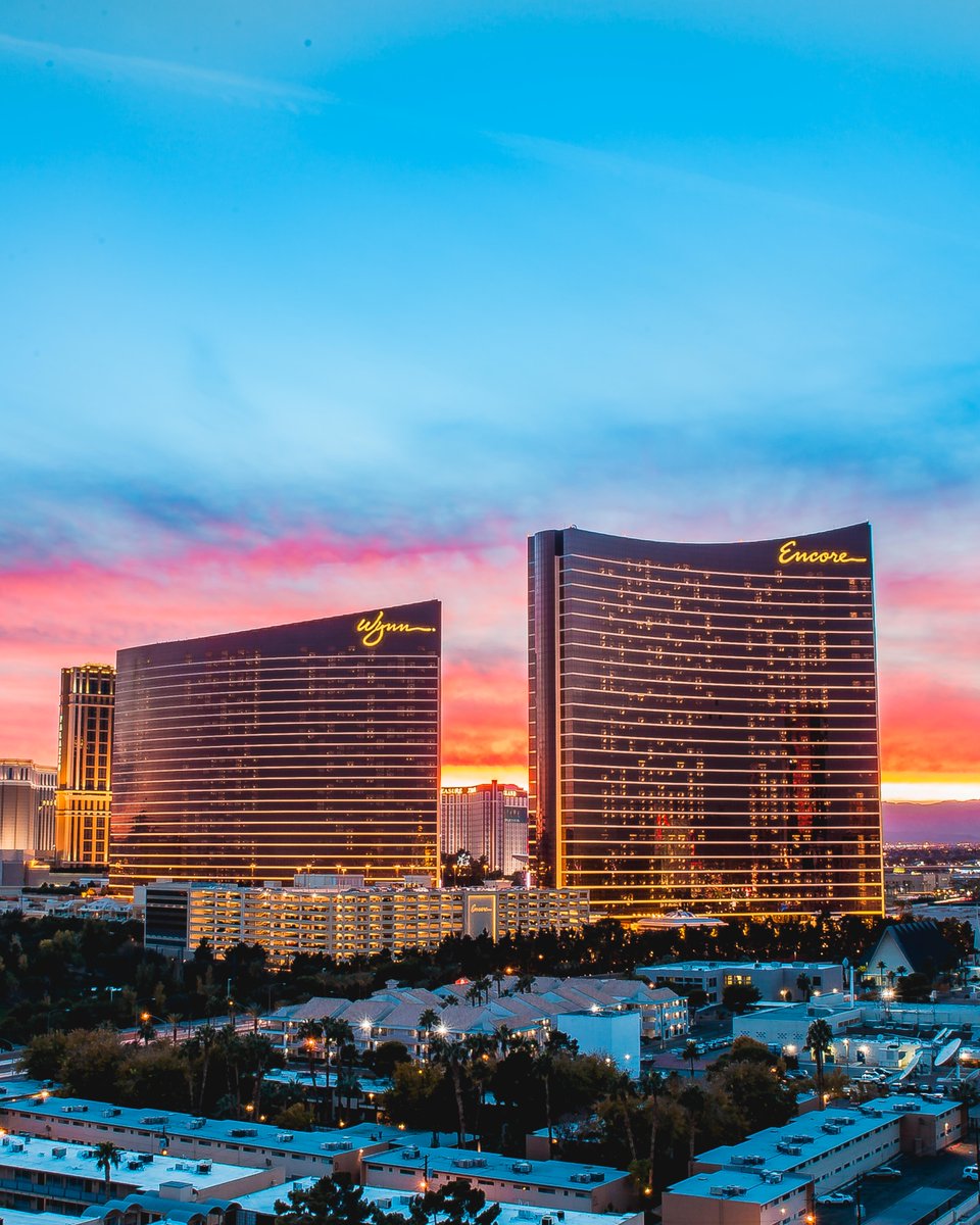 Vegas's tweet photo. Cotton candy sky is definitely your color @WynnLasVegas! 😌 👌 

📸 : @AshleySprankles https://t.co/9LtMwnF55p