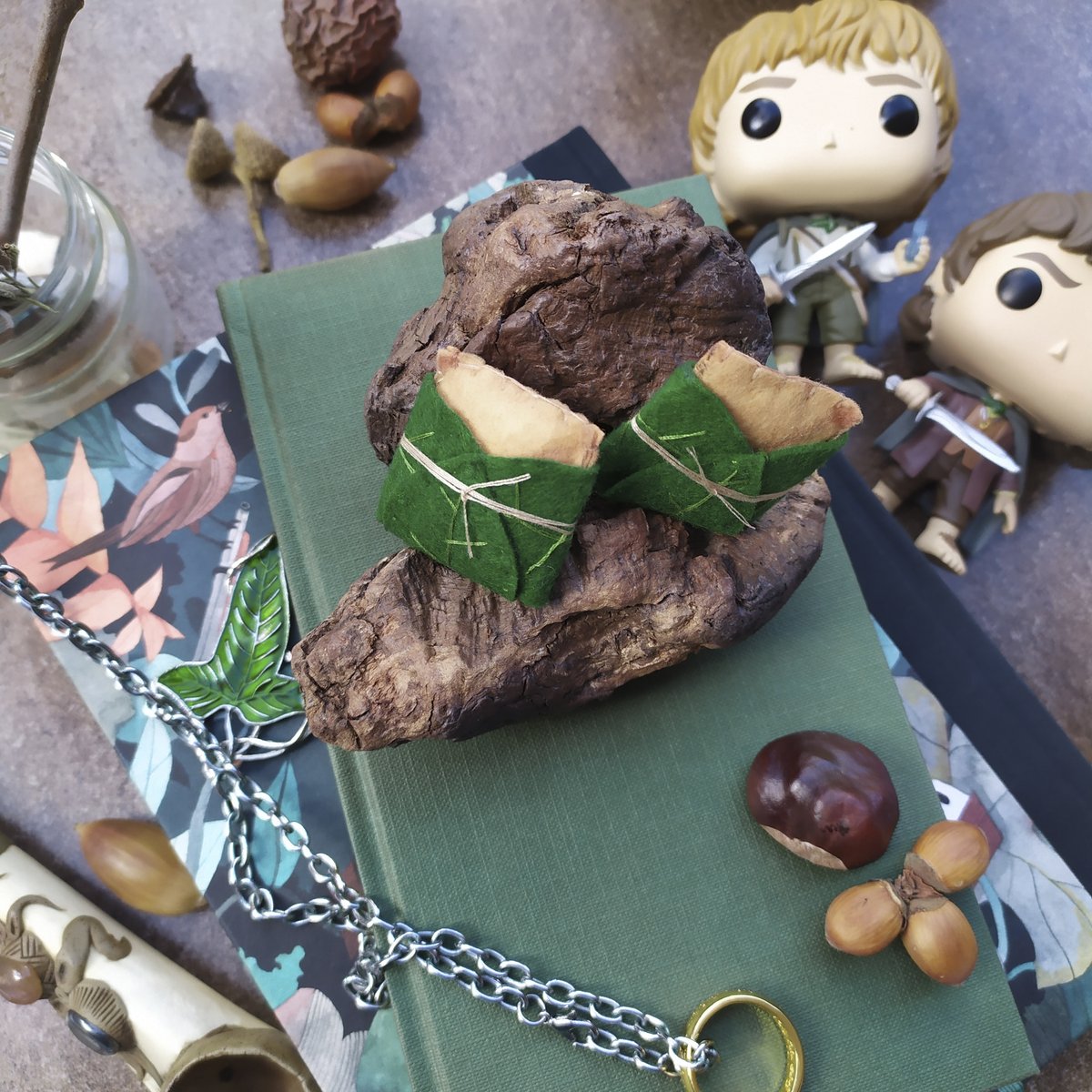 ARTmorfos's tweet photo. Pan de lembas. Si quieres lo tomas y si no lo dejas... Espera, ¿seguro que la frase era así?

#ESDLA #LOTR https://t.co/RJQpN4nrz3