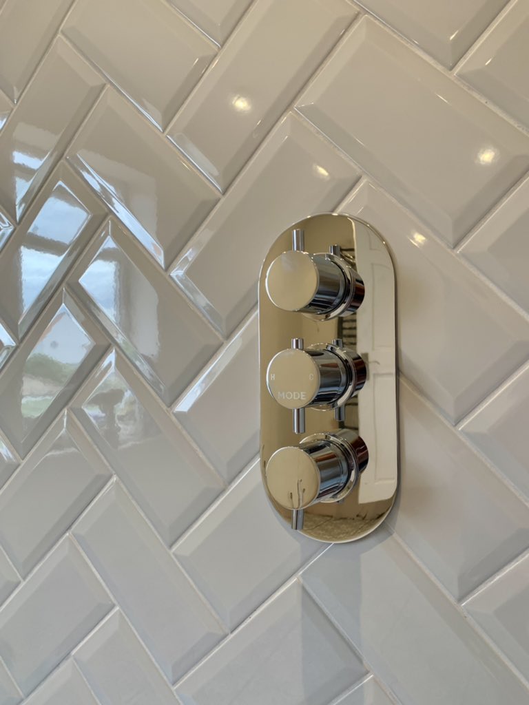 di_pro1's tweet photo. Herringbone grouted 🔥
-
-
-
#renovation #renovationproject #bathroomdesign #bathroom #room #project #grey #bal #gunmetal #tiling #tiles #tilingwork #herringbonetile #herringbone #design #everythinghouse #norfolk #wintertononsea #cottage #long https://t.co/NmIEjFukgE