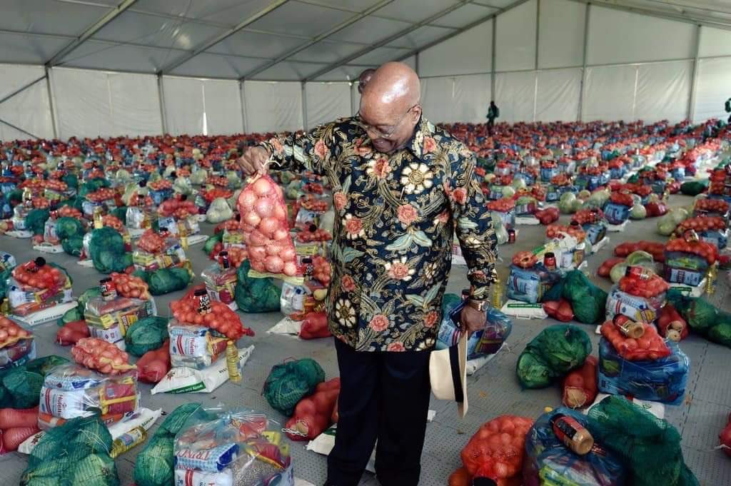MmeliGumede_'s tweet photo. Angilwi but I dare you to show me one picture of Cyril Ramaphosa donating food parcels Just One!
#NgizweMchunu #FreeJacobZuma 
#TheNewApartheid https://t.co/FcjbqqLyNi