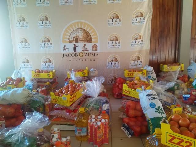 MmeliGumede_'s tweet photo. Angilwi but I dare you to show me one picture of Cyril Ramaphosa donating food parcels Just One!
#NgizweMchunu #FreeJacobZuma 
#TheNewApartheid https://t.co/FcjbqqLyNi