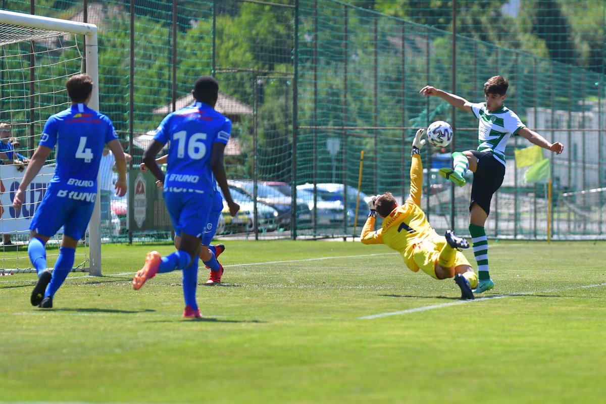 CariocaLeonino's tweet photo. O Sporting CP #Sub19 venceu nesta quinta-feira, o KRC Genk por 2 x 0 no terceiro jogo da #PuskásKupa, em Budapeste. Com este resultado, os Leões garantiram a liderança e um lugar na final.

Luis Gomes é Mateus Fernandes fizeram os gols.

#Sub19SCP 🦁 https://t.co/J3kTxI92ik