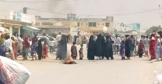 MahrangBaloch_'s tweet photo. ریاستی ترقی جبر کے نظام و استحصال کوستحکم کرنے کیلئے دی جاتی ہے ، فینن کے مطابق مظلوم قوموں میں شہر کے دو حصے ہوتے ہیں ایک آسائشوں اور روشنیوں کا شہر  جہاں حاکم قوتیں رہتی ہے،اور شہر کا دوسرا حصہہ جہاں مظلوم آباد ہے تاریک اور مفلسی میں ڈوبا ہوتا ہے۔

#MakuranNeedsAdministration https://t.co/GfhcRWSrQm