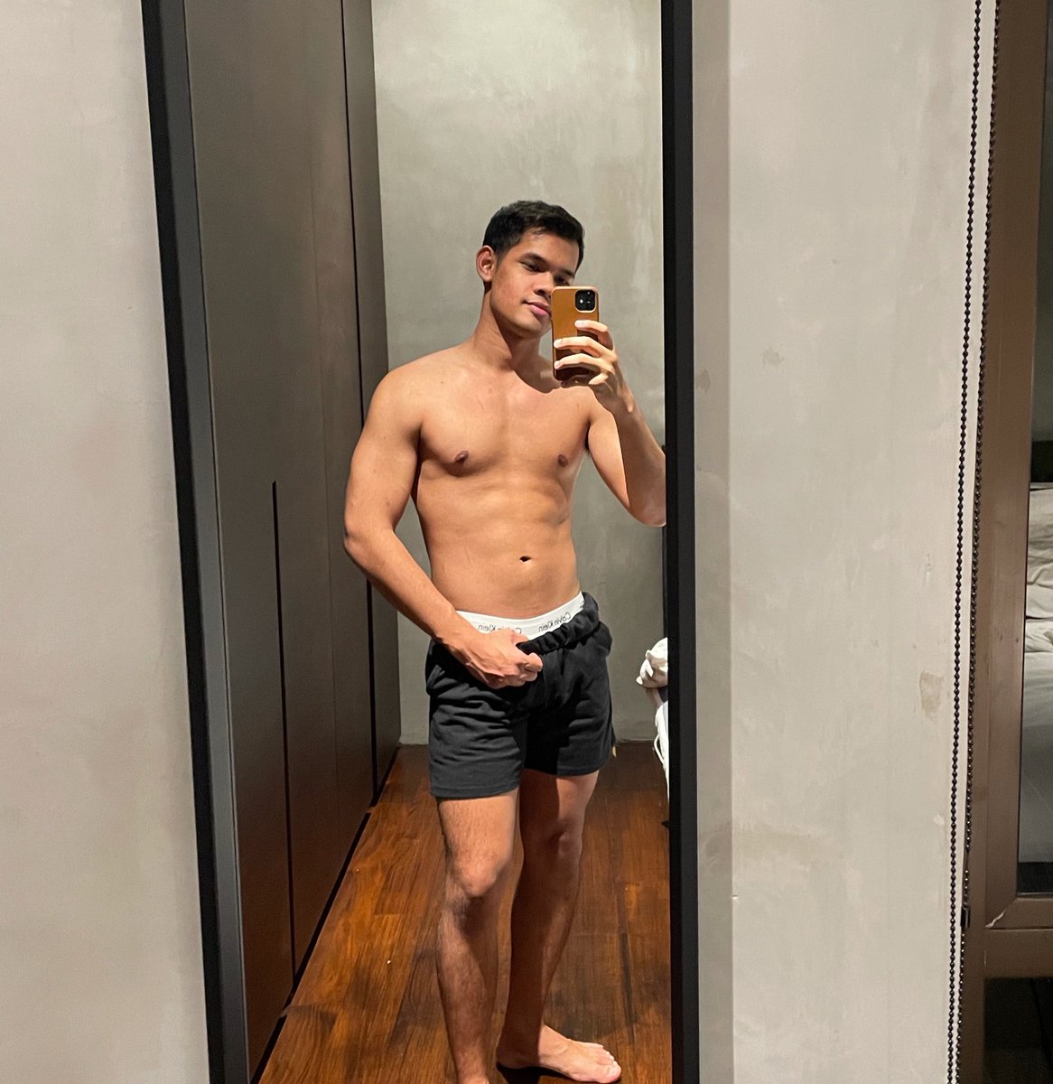 I worked 15 hours today and I’m pretty happy that I managed to squeeze in a little workout at midnight. 1 more day of work before my THREE WEEK BREAK 🎉