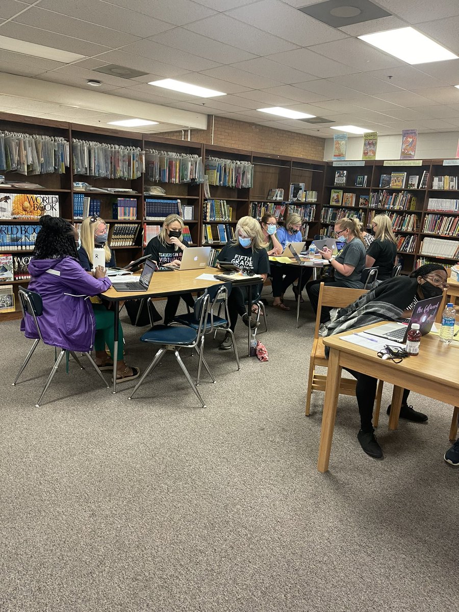 allien1111's tweet photo. OES teachers are rocking out the Apple teacher training!! @Supt_Hamlett  @OESrockSTARS https://t.co/UzEFxqnzxW