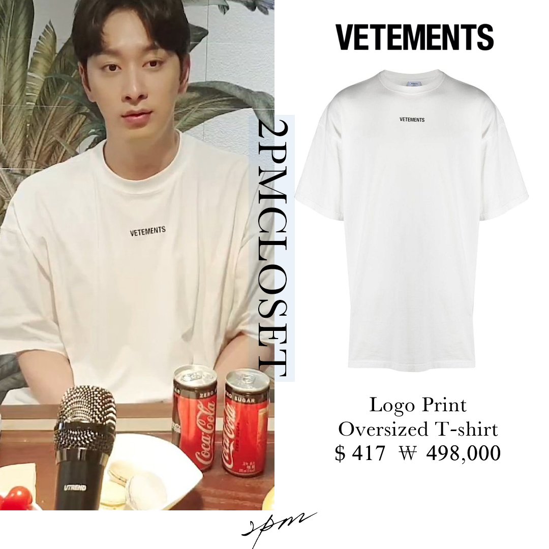 2PMCloset's tweet photo. 🍌 210730 VLIVE
#Chansung - Vetements

🕑 Logo Print Oversized T-shirt
https://t.co/5YOvtecGw4

#투피엠 #2PM #황찬성 #찬성
#Chansung_Closet @follow_2pm 
@2PMagreement211 https://t.co/VlRWP52BUE