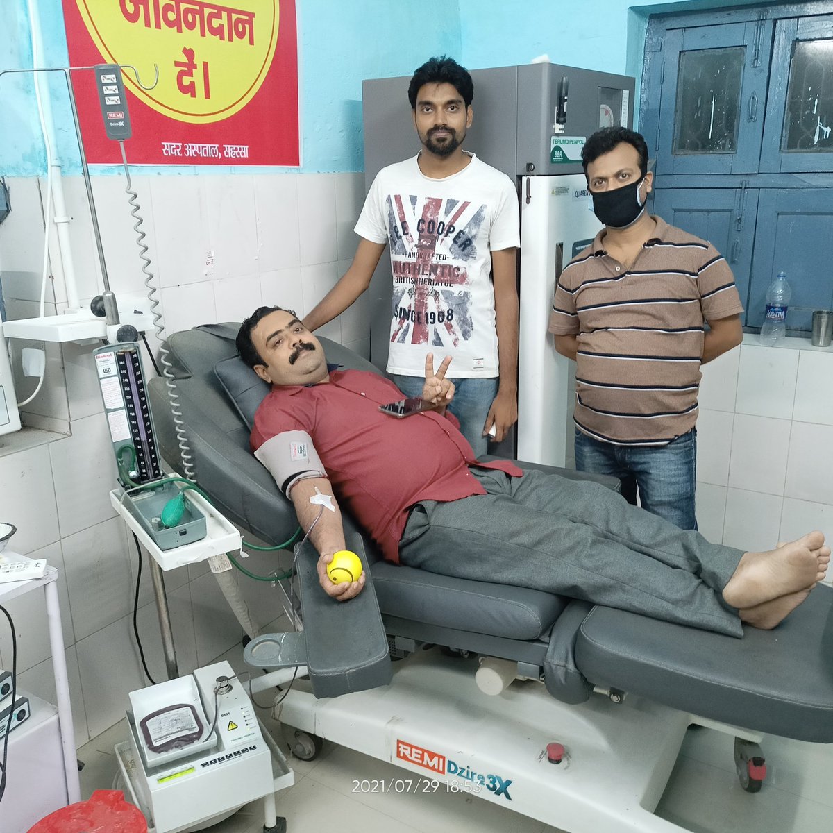 beingrajankumar's tweet photo. Our Blood Donor Manvendra sir donated blood for needy patient in Saharsa district of Bihar. Our entire team salutes the spirit and passion of Blood Donor.
#JustForHelp
@YASMinistry @NSSRDChandigarh @CUHofficial @_NSSIndia @nss_cuh @NACOINDIA @SaharsaDm @naqvimukhtar @Rajkumarnss https://t.co/rvNh4EetQU