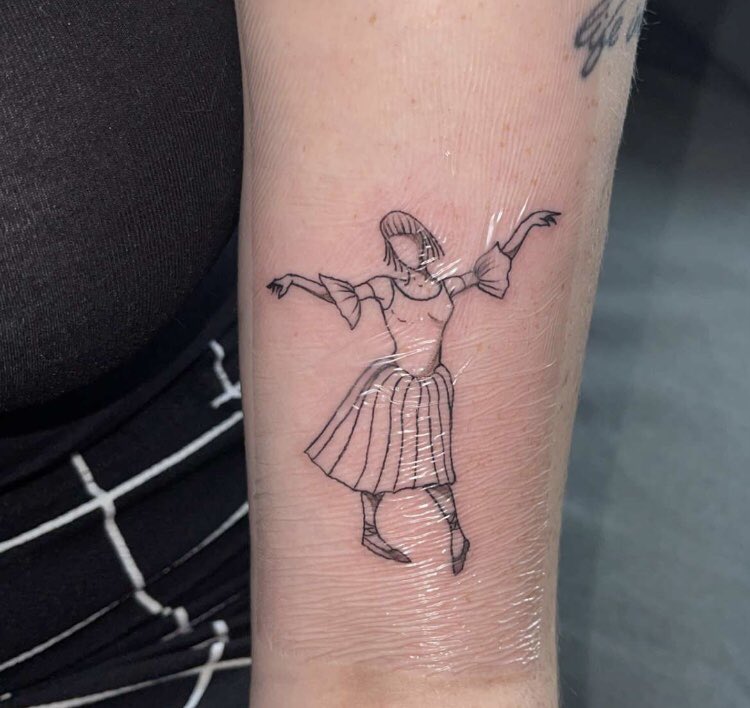 pinkskyhes's tweet photo. in love with my new tattoo <3 @wolfalicemusic https://t.co/2ZMXIQnFds