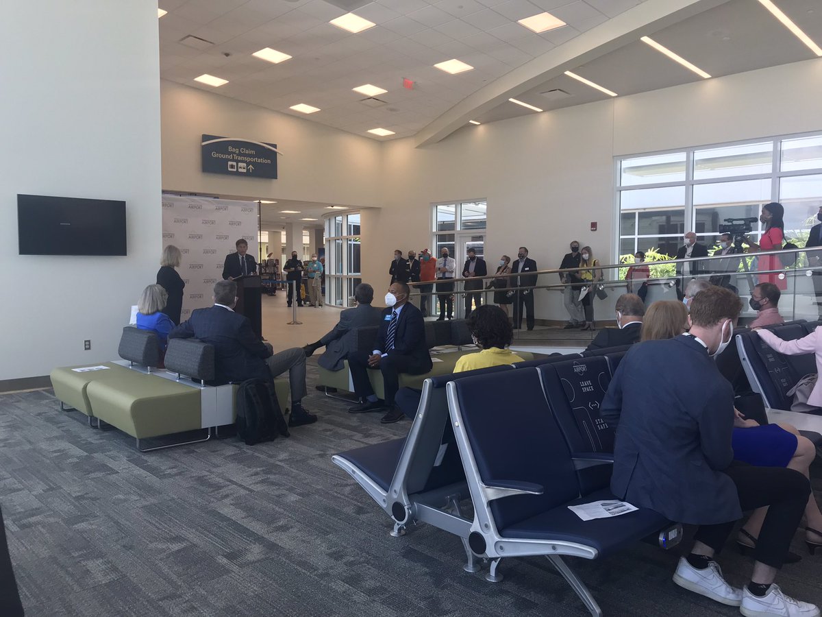 MATTSURRENCY's tweet photo. Excited to be at the Ribbon Cutting for the expansion of @GNVAirport!!! #FlyGNV #LoveFL https://t.co/j4ztxb4DPw