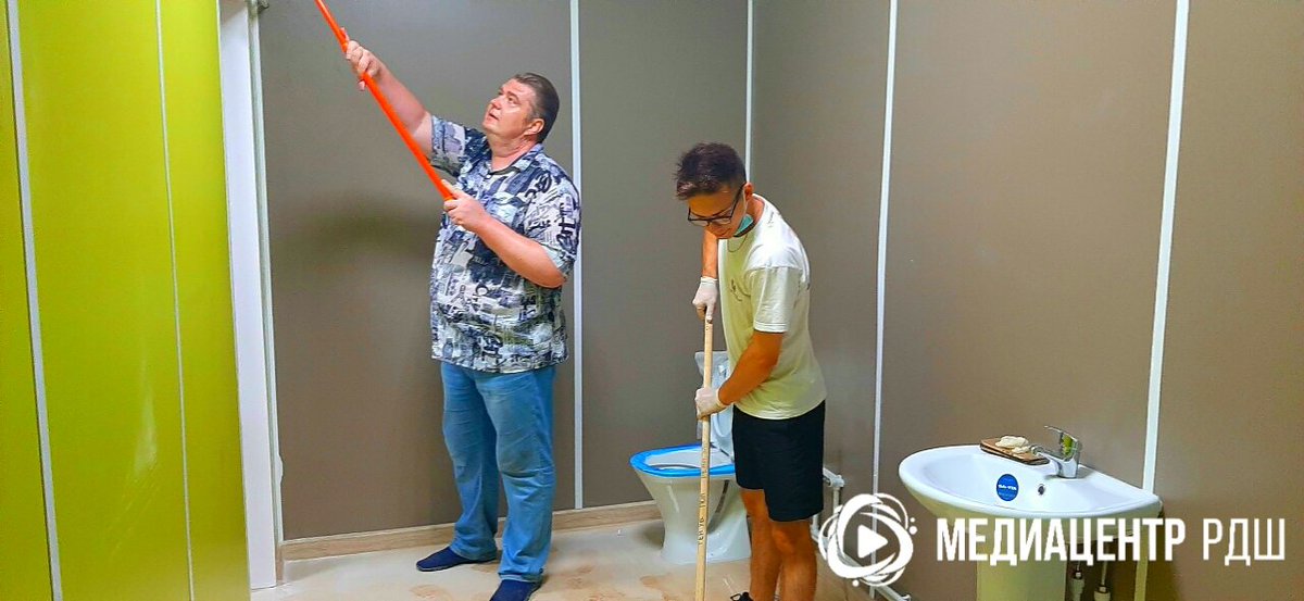 Активисты вместе с родители клуба ТО "Мой ребёнок в РДШ" принимали участие в уборке нового  модульного корпуса на территории Медгородка

Ребята откликнулись на обращение активиста акции #МыВместе  Ирины Долгополовой и заместителя главного врача больницы Николая Каравашкина