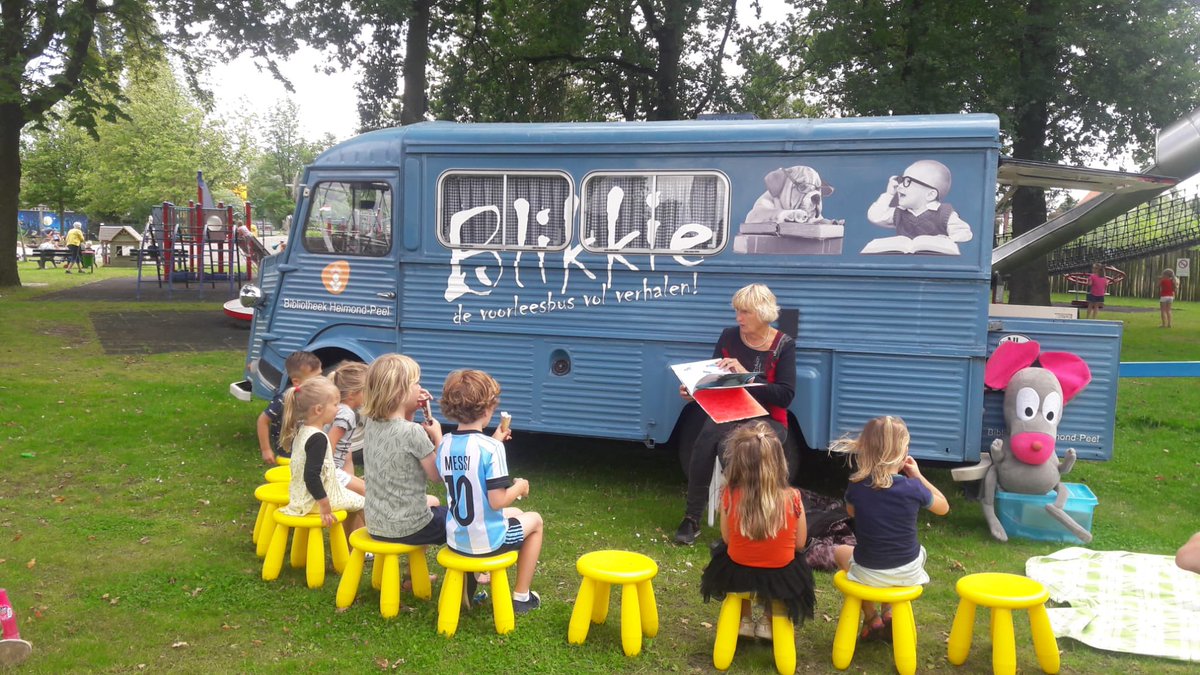 De Blikkie Zomertour is gestart! Woensdag mocht Speeltuin Helmond West de spits afbijten. Netjes gepoetst en met een goed humeur, is Blikkie op stap gegaan. En meteen aan 50 kinderen voorgelezen.
Ook een keer komen luisteren tijdens de Blikkie Zomertour: 
helmondpeel.op-shop.nl/?search=zomert…