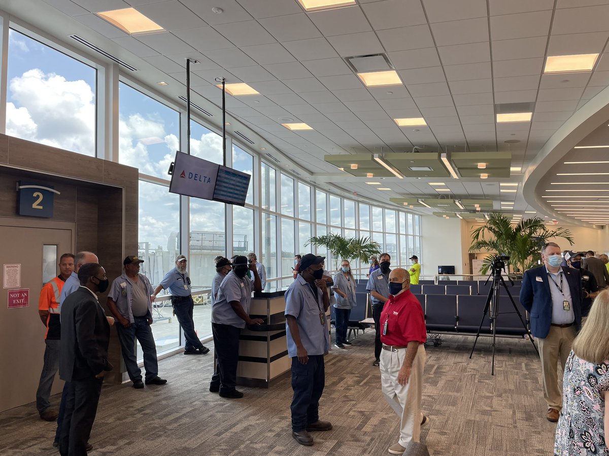 danwindels's tweet photo. Ribbon cutting @GNVAirport!! ✈️ New terminal and gates! Plugs 🔌 and USB chargers under every seat! #flygnv #flyeasy #gnv #gainesville https://t.co/MnHQ2Pe5Ex