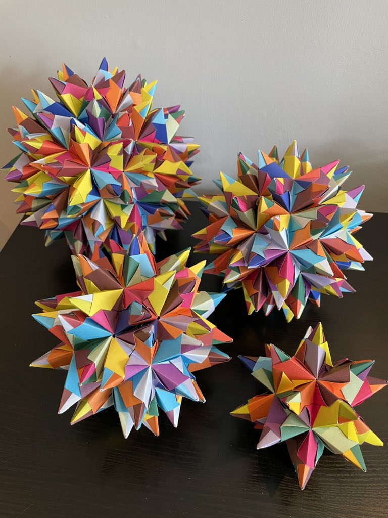 OrigamiBrasil's tweet photo. RT @draustinmaths: Continuing to make larger and larger #origami Bascetta stars ⭐️, this colourful one is 210 modules! 🌈 #GeometricJuly #BritishOrigami #PaperFolding https://t.co/bx7yqL9CC1