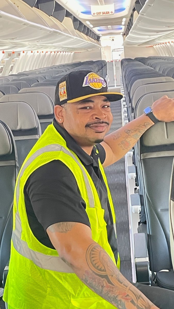 recaro_as's tweet photo. #RECARO has unparalelled customer service and won't stop until the job is done right. These enthusiastic team members were working on seats for @AlaskaAir! #WeAreRECARO #excellence #ingeniousdesign https://t.co/XvCHtfwu3R