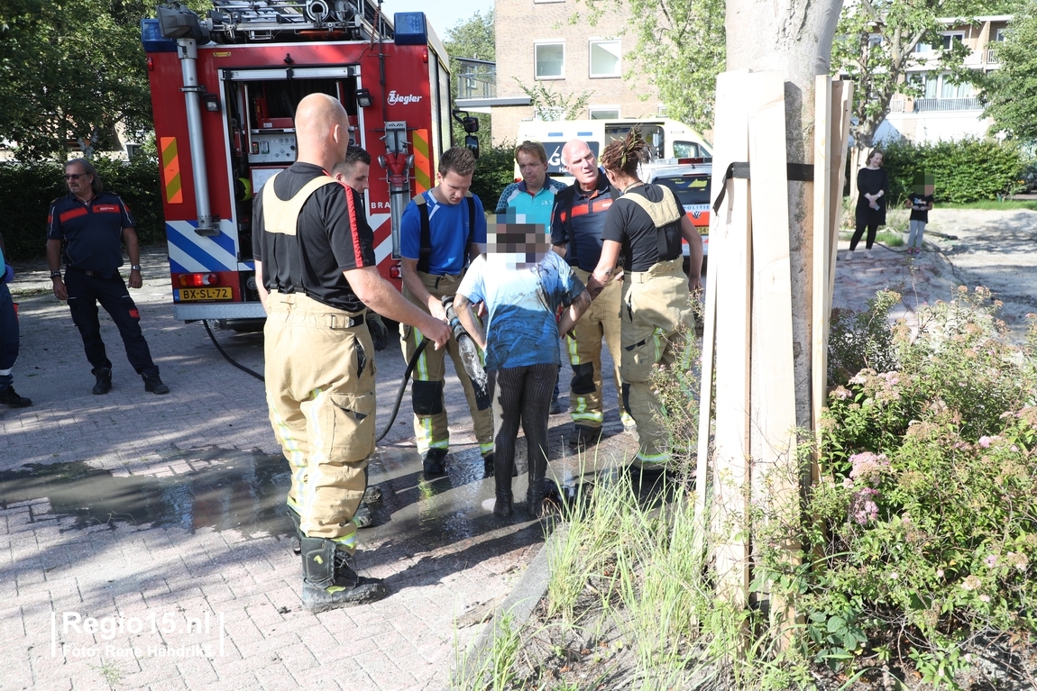 regio15's tweet image. Een meisje heeft tot haar middel vast gestaan in drijfzand op een braakliggend terrein op het #Gerstkamp met het #Tarwekamp in #DenHaag. Zij is bevrijd door brandweer en buurtbewoners en wordt even onderzocht.