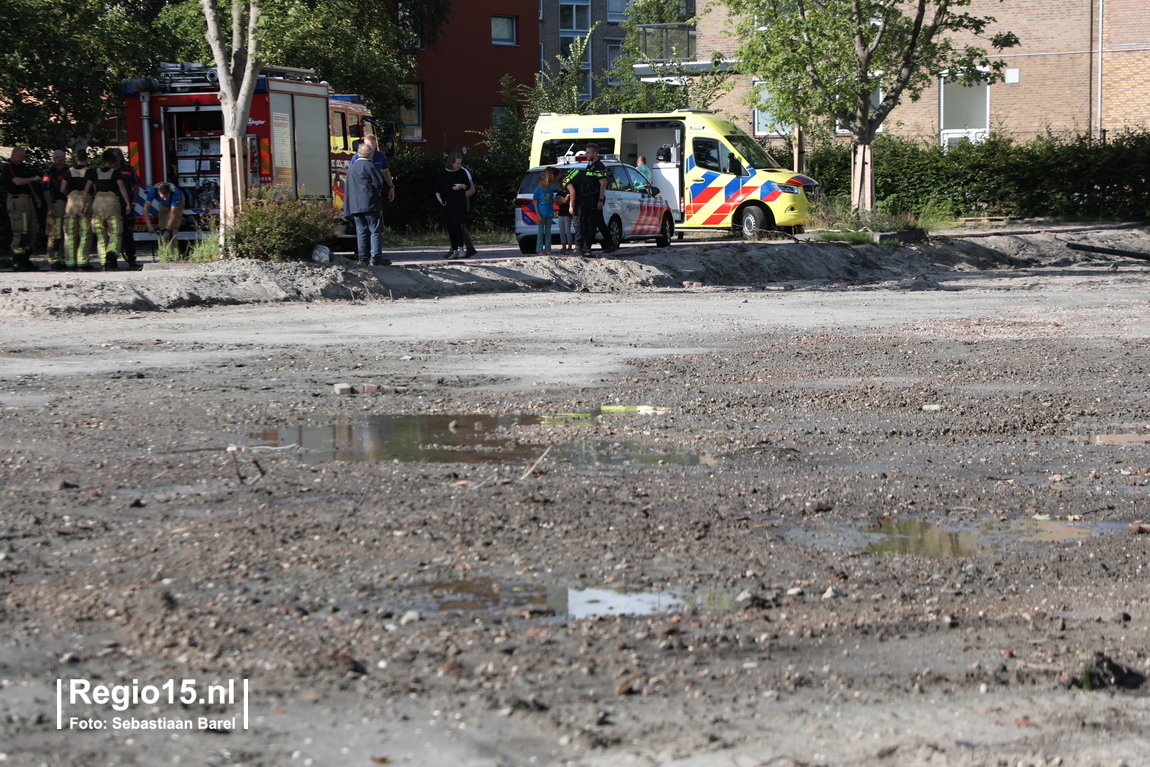 regio15's tweet image. Een meisje heeft tot haar middel vast gestaan in drijfzand op een braakliggend terrein op het #Gerstkamp met het #Tarwekamp in #DenHaag. Zij is bevrijd door brandweer en buurtbewoners en wordt even onderzocht.