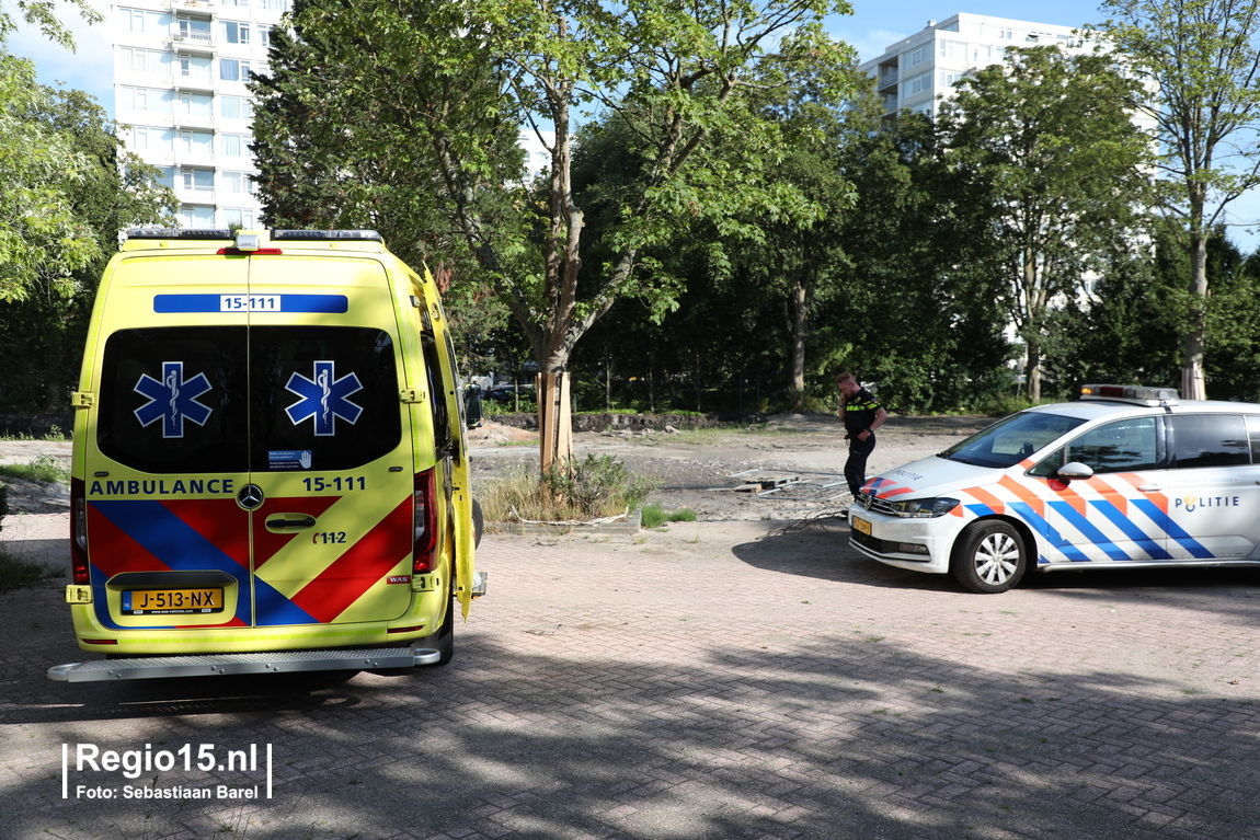 regio15's tweet image. Een meisje heeft tot haar middel vast gestaan in drijfzand op een braakliggend terrein op het #Gerstkamp met het #Tarwekamp in #DenHaag. Zij is bevrijd door brandweer en buurtbewoners en wordt even onderzocht.