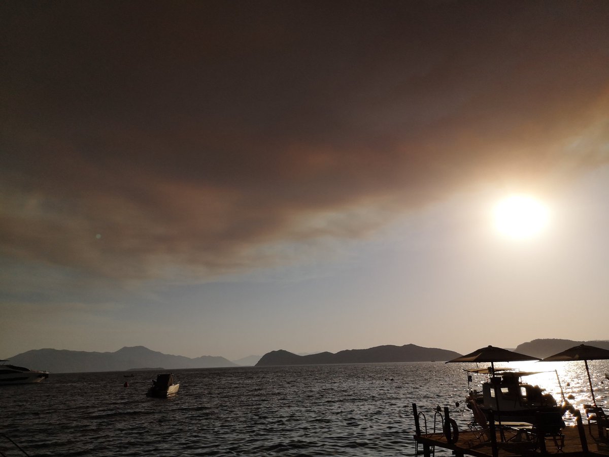 An itibariyle tek tük kül yağıyor. #marmarisyangın