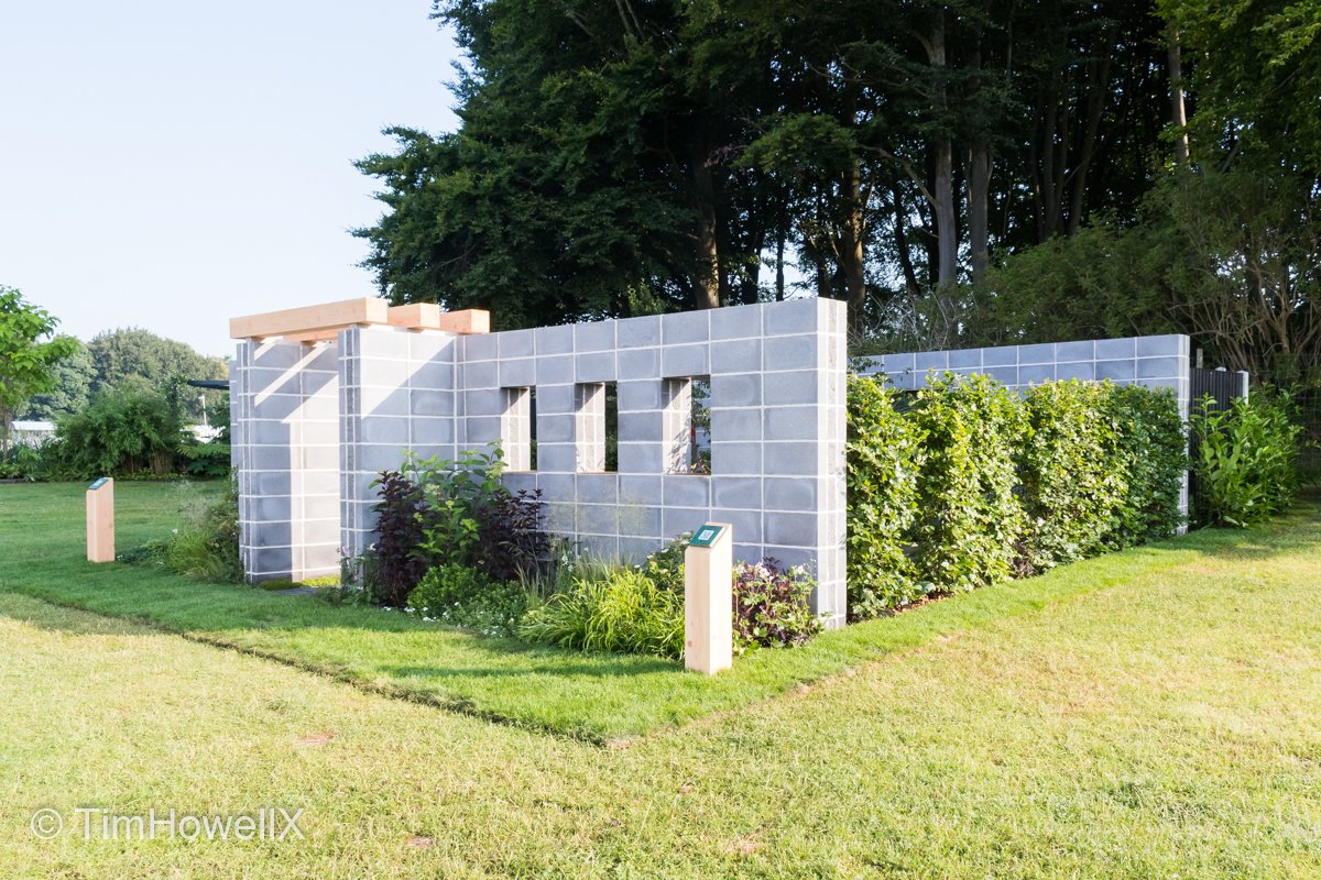 TimHowellX's tweet photo. #Top20Highlights of #RHSTatton #Highlight 13 Emilie Bausager delivered a brutalist style of urban garden at the show & it was refreshing to see. The @SSChospices Rehearse Garden was designed for a family of musicians living in a city who have transformed their driveway. https://t.co/8cbYh38mLu