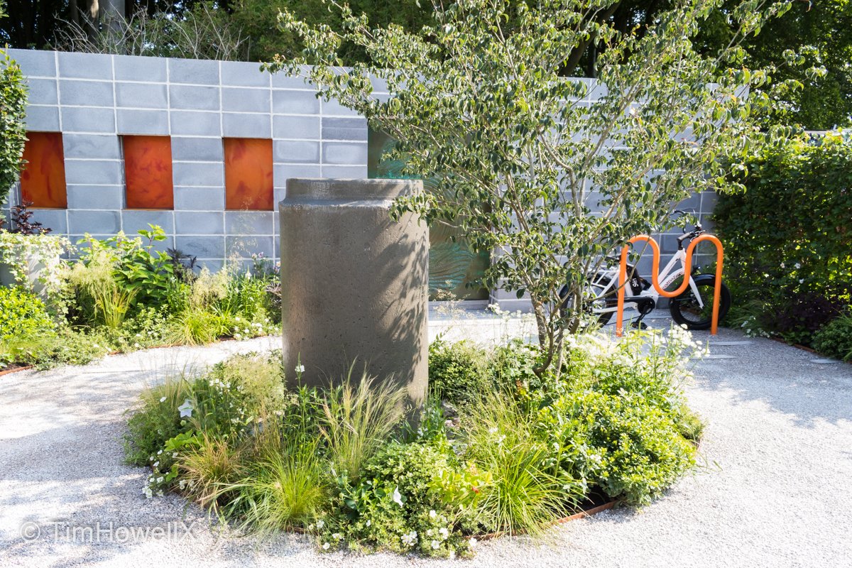 TimHowellX's tweet photo. #Top20Highlights of #RHSTatton #Highlight 13 Emilie Bausager delivered a brutalist style of urban garden at the show & it was refreshing to see. The @SSChospices Rehearse Garden was designed for a family of musicians living in a city who have transformed their driveway. https://t.co/8cbYh38mLu