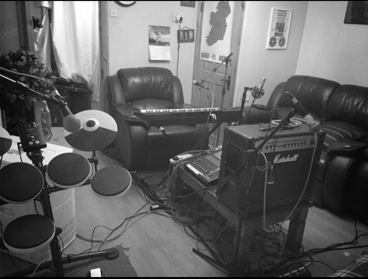 martymonemusic's tweet photo. WHO WOULD LIKE TO HEAR ANOTHER LIVE RECORDING?
Here is behind the scenes from Six Days On The Road which was
recorded in the living room of Marty’s Cottage 😎
#martymone #music #plotcottagestudio #irishsingersongwritter #sixdaysontheroad #behindthescenes #liverecording https://t.co/llhlcu0mGF