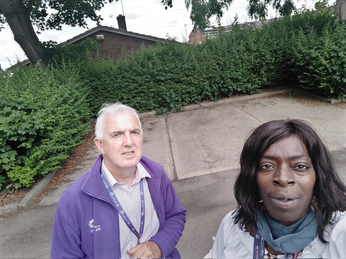Joint visit to Beaumont Let's with <a href="/AndrewCowiePAh1/">Andrew Cowie @PAhousing</a> nhood 23, overgrown hedges and bushes. We have raised grounds maintenance issues with our Estates team #teampurple @pa_housing