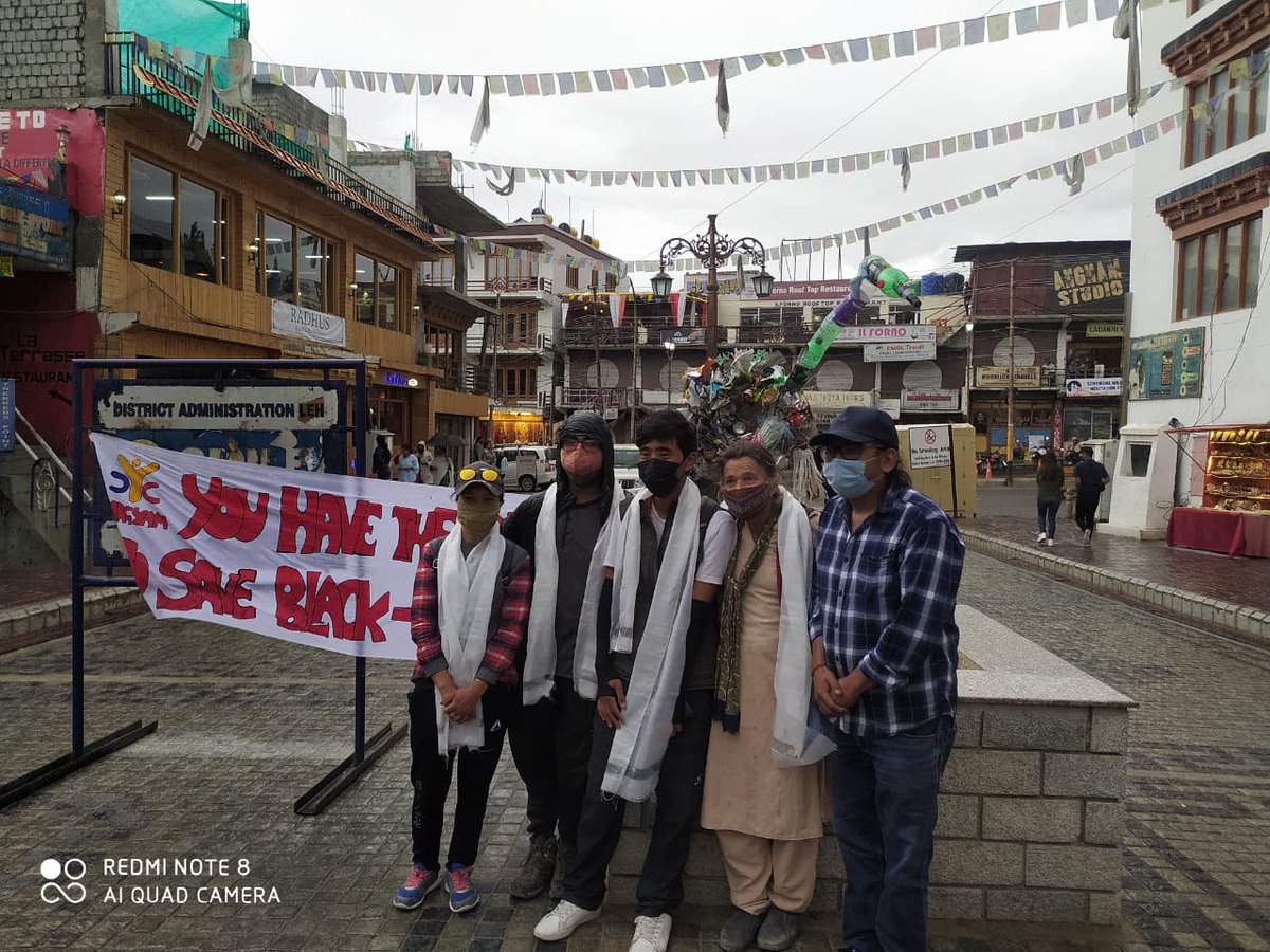 LobzangVISUDDHA's tweet photo. Making a Black-necked Crane sculpture out of waste/plastics collected in World Nature Conservation Day by Youth Conservation of Kargyam and Nyuma and Health Inc.
#health_inc
#wcbcl
#youth
#conservation
#WNCD2021
#WorldNatureConservationDay
#ladakh
#BirdsOfLadakh https://t.co/cpS8NifauC