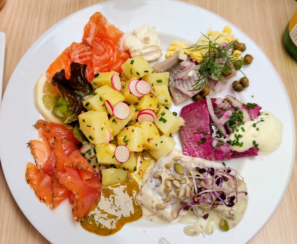 kesteum's tweet photo. Restaurant du jeudi midi scandinave avec une assiette SKANDINAV*
ça tombe bien 🤪
* #saumon fumé et gravlax, 3 sortes de #harengs marinés, petite salade de pommes de terre 😋 et tartines "on the side" https://t.co/tHTuRUEpLZ